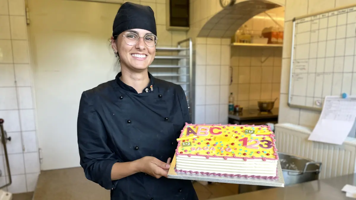 Konditormeisterin Melina Guhr von der Feinbäckerei Heider in Niederlehme mit einer Torte zur Einschulung 2026.