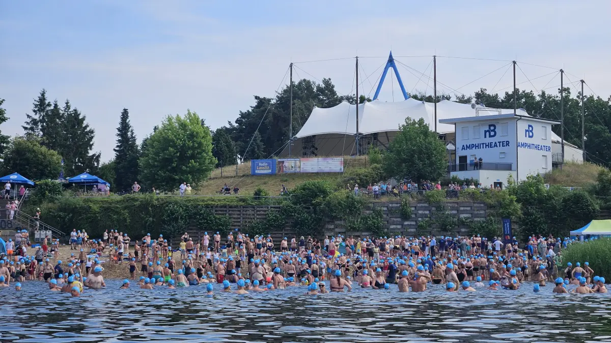 Für den Senftenberger See haben sich im Vorfeld der 5-Seen-Challenge die meisten Teilnehmer angemeldet. Mehr als 1500 Menschen sind gleichzeitig am Großkoschener Strand ins Wasser gegangen.