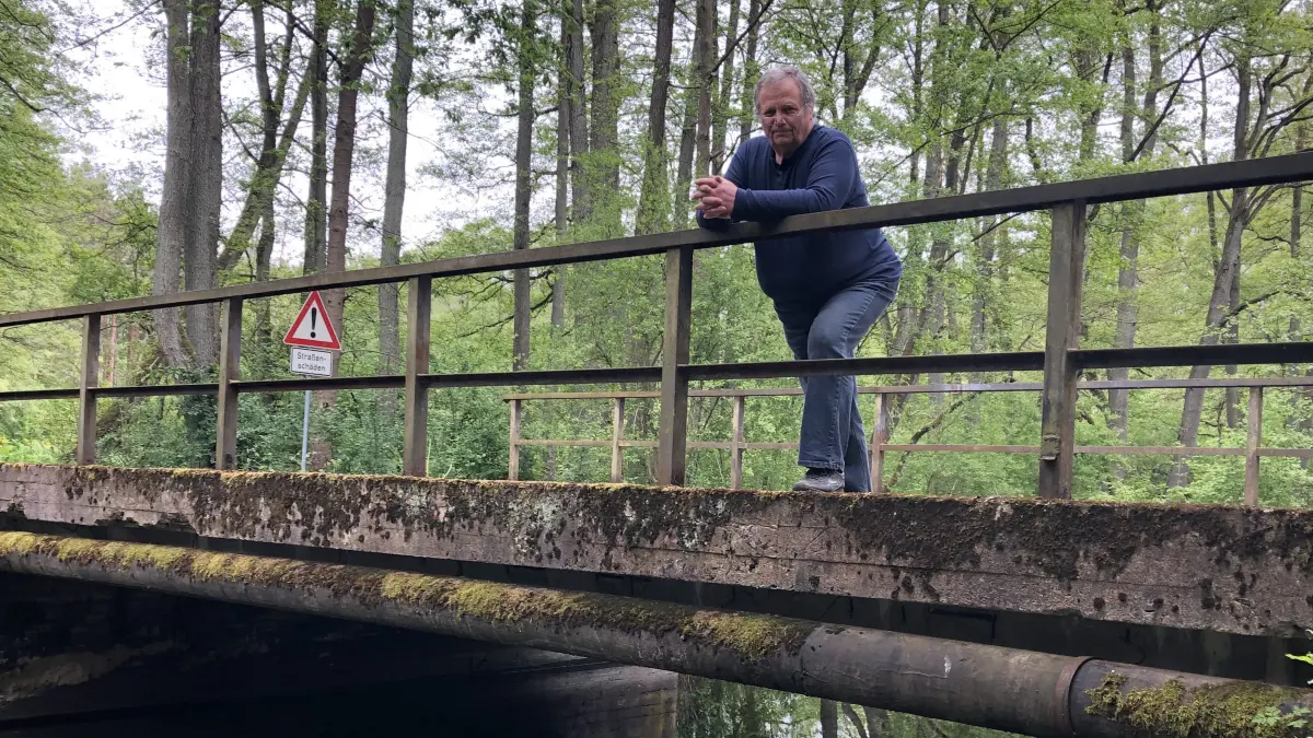 (ohne Überschrift): Auch kein schöner Anblick mehr: Ortsvorsteher Manfred Saborowski fordert, dass die Kommune ihre eigenen Beschlüsse achtet und die Brücke saniert. Allerdings gibt es einen Vorbehalt: Fördermittel sind notwendig.