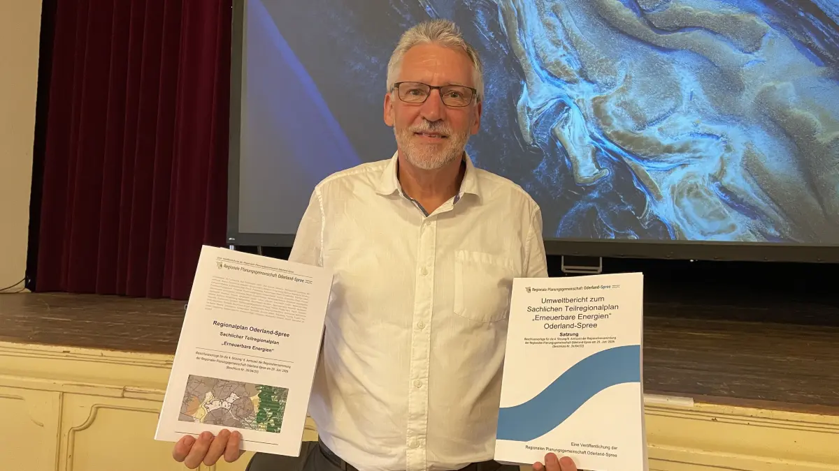 Wichtiges Etappenziel erreicht; Wolfgang Rump, Leiter Regionale Planungsstelle, mit den am 29. Juni beschlossene Teillplänen. Die müssen nun noch genehmigt werden, um ihre Wirkung entfalten zu können.