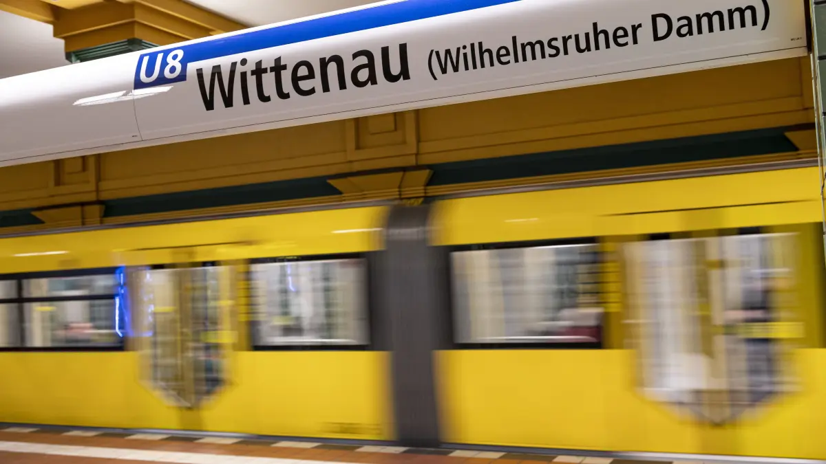 Die U-Bahn der Linie 8 fährt in die Station Wittenau ein. (zu dpa: «Berliner Senat will U-Bahn ins Märkische Viertel») +++ dpa-Bildfunk +++