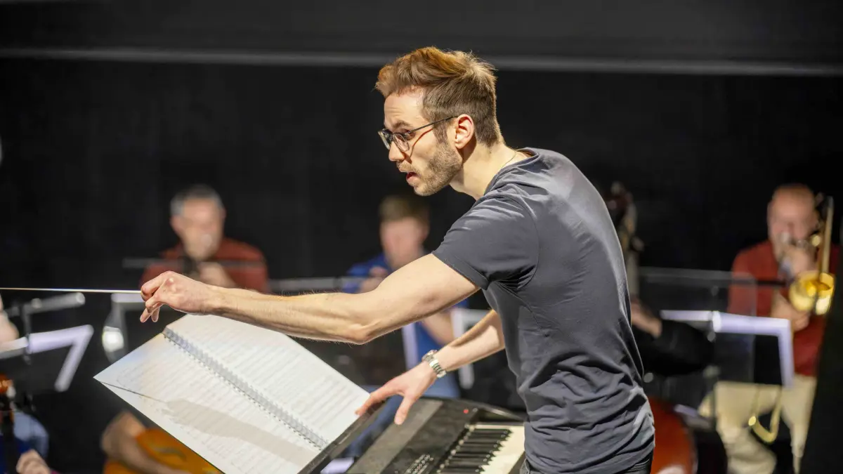 Lukas Natschinski bei der Arbeit mit einem Orchester