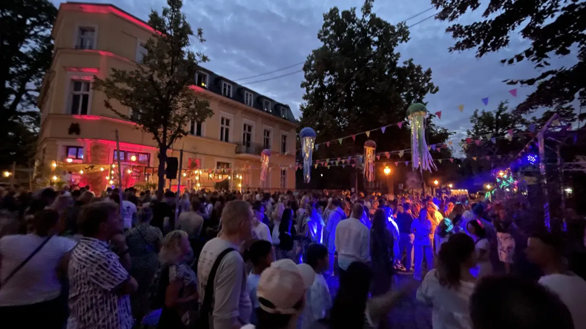Höfenacht 2026 in Königs Wusterhausen: Bunt und mit Musik für jeden Geschmack - an 25 Locations haben KWer und ihre Gäste am Samstag, 4. Juli, die Auswahl eine unvergessliche Sommernacht zu verbringen.