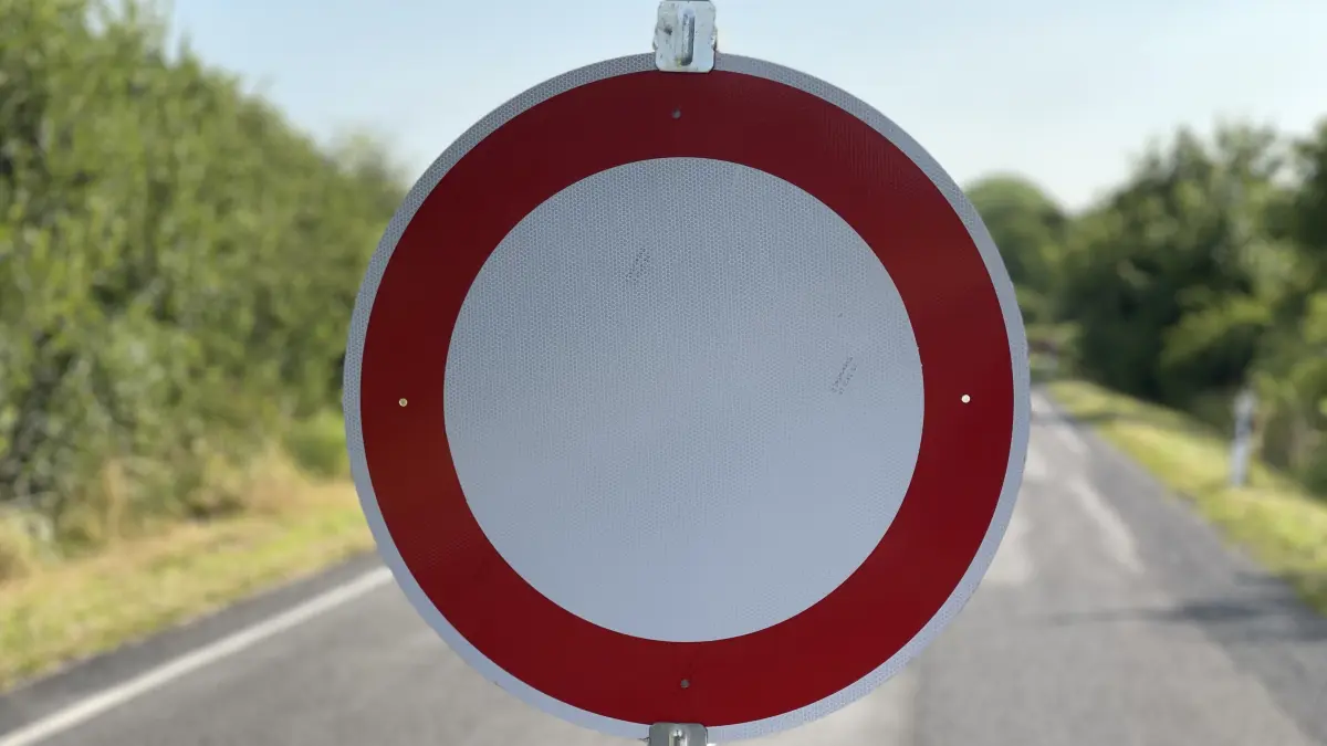 Wegen einer Veranstaltung wird ein zentraler Straßenzug in Eisenhüttenstadt gesperrt. Das hat Folgen für die B112 und ganz gravierend für den Busverkehr.