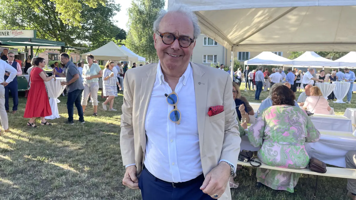 Für Bad Freienwalde: Michael Linckersdorff, hier beim Kreisempfang in Seelow, engagiert sich für Schloss Freienwalde und einen Hotelbau in der ehemaligen Landratsvilla in Bad Freienwalde. Warum er sich auf einem steinigen Weg sieht.