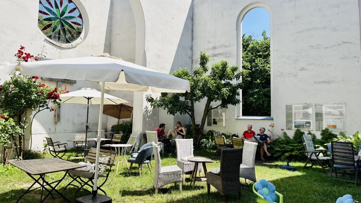 Im Café Himmel & Erde in Kienitz bei Letschin können Gäste im offenen Kirchenschiff Kuchen und Kaffee genießen.