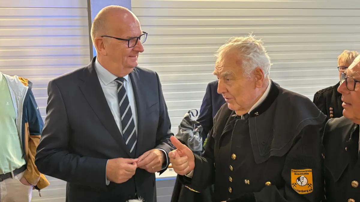 Das Senftenberger Bergbau-Urgestein Walter Karge im Gespräch mit Brandenburgs Ministerpräsident Dietmar Woidke beim LMBV-Festakt zur Freigabe des Lausitzer Seenverbundes.