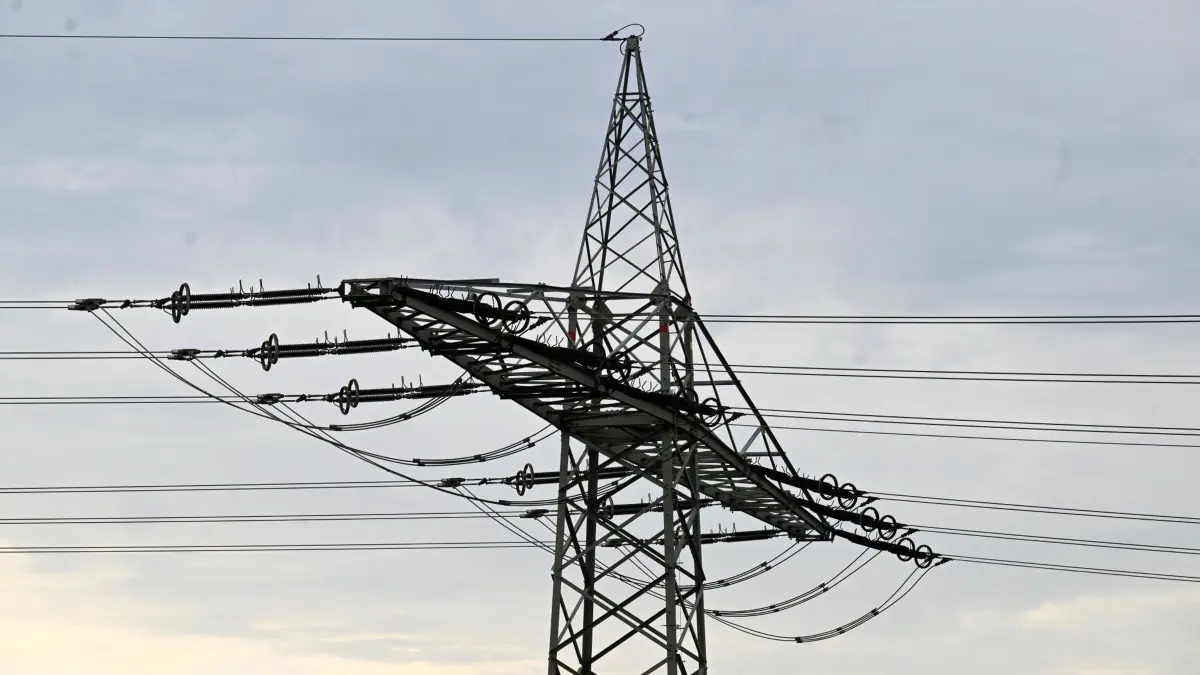 Stromausfall: ARCHIV - 23.07.2023, Nordrhein-Westfalen, Brauweiler: Das Symbolbild zeigt eine Stromleitung. (zu dpa: «Viele Verbraucher fürchten Angriffe auf Stromversorgung») Foto: Roberto Pfeil/dpa +++ dpa-Bildfunk +++