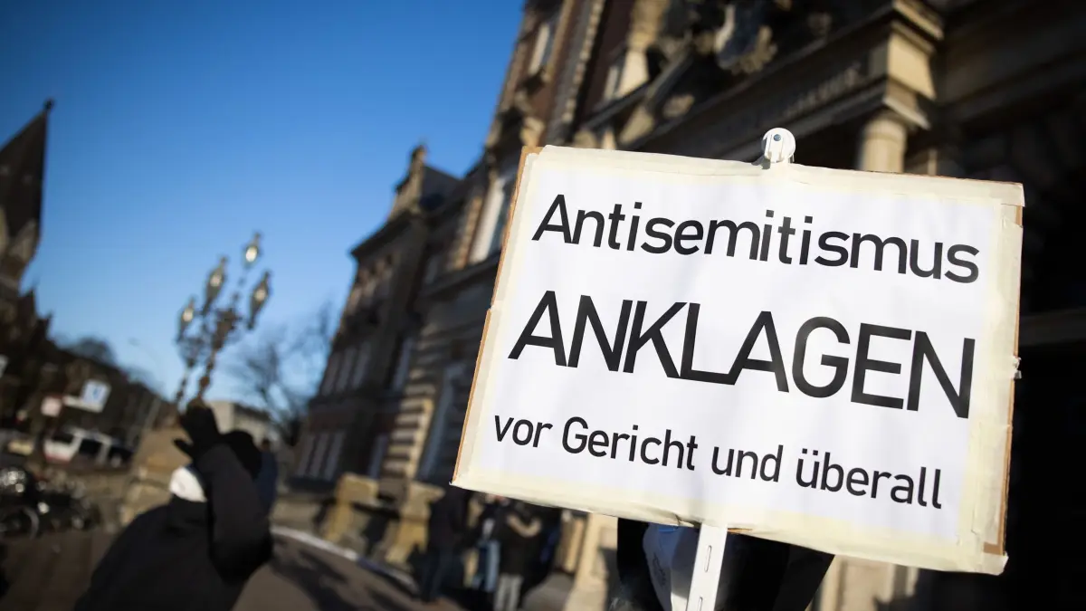 Neue Antisemitismusbeauftragte: ARCHIV - 12.02.2021, Hamburg: Eine Teilnehmerin einer Kundgebung hält ein Schild mit dem Text "Antisemitismus Anklagen vor Gericht und überall". (zu dpa: «Historikerin Anna von Villiez neue Antisemitismusbeauftragte») Foto: Christian Charisius/dpa +++ dpa-Bildfunk +++