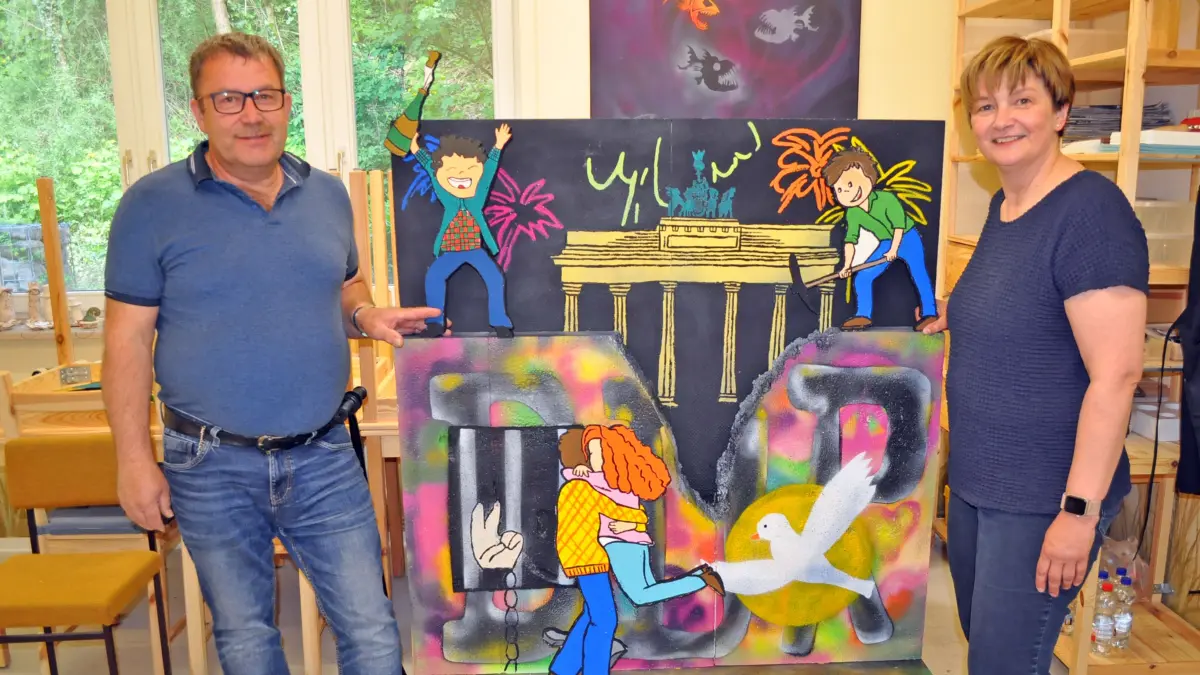 Auf der Zielgeraden zum Festwochenende: Der Lebuser Bürgermeister Ralf-Tore Fabig mit der Regisseurin des Festumzuges, Maren Nickel, an einem bereits fertig gestellten Bollerwagen der Burgschule