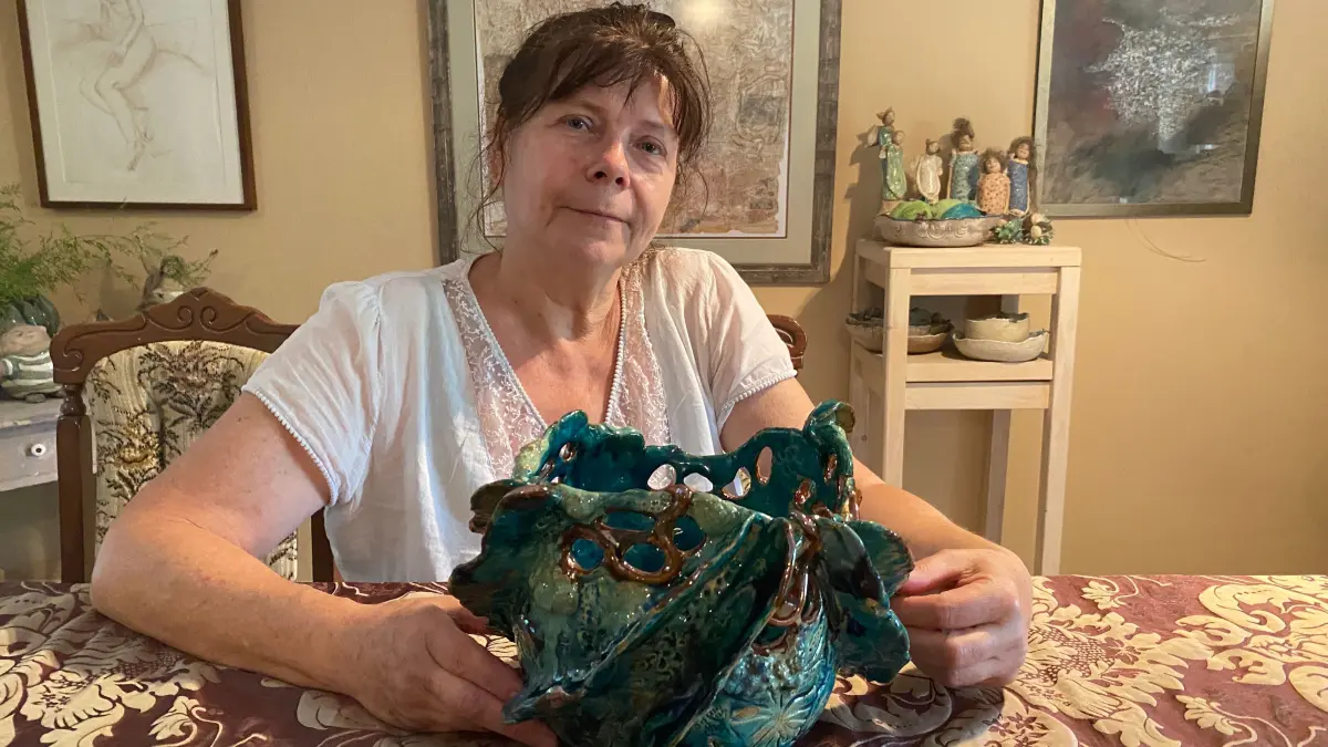 Hat ihre berufliche und private Erfüllung gefunden: Die Brieskow-Finkenheerder Hobbymalerin Marit Tantarn. Als 50-Jährige hatte sich die Ingenieurin für Kraftwerkstechnik mit einer Kunst- und Keramikwerkstatt selbstständig gemacht.