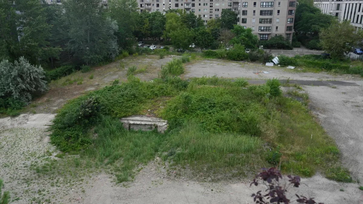 Streit um Bunker aus der NS-Zeit: 29.06.2026, Berlin: Blick auf ein abgezäuntes Gelände in Berlin Mitte, unter dem sich eine Bunkeranlage befindet. (zu dpa: «Bunker von Hitlers Reichskanzlei soll Wohnungen weichen») Foto: Sven Kaeuler/dpa +++ dpa-Bildfunk +++