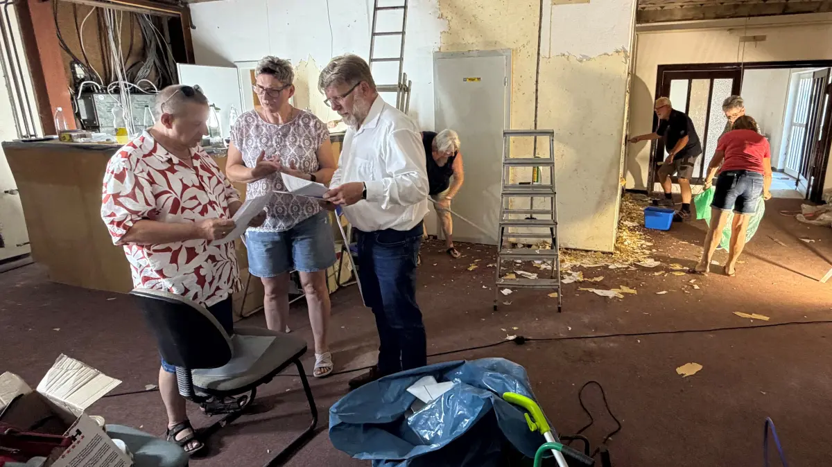 Baubesprechung: Frank Möller, Heike Hülse und Karsten Ilm (v. l.) erörtern den Fortgang der Kegelbahnsanierung, während im Hintergrund Mitglieder des KV Gut Holz Wriezen fleißig am Werkeln sind.
