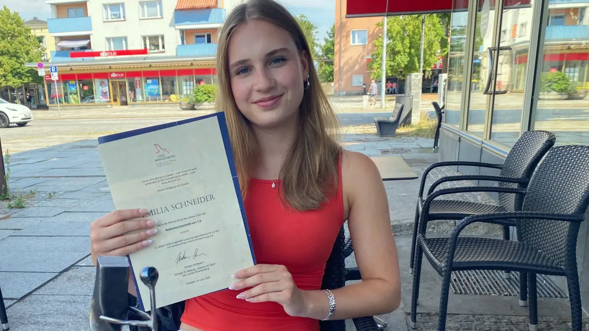 Die beste Abiturientin 2026 in Eisenhüttenstadt: die 18-jährige Emilia Schneider mit der Urkunde vom Ministerium und dem Pokal als Jahrgangsbeste am Albert-Schweitzer-Gymnasium in Eisenhüttenstadt. Bei 876 Punkten erreichte die angehende Lehramts-Studentin einen Schnitt von 1,0.