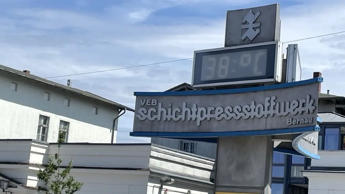 Am Dienstag dem 30. Juni zeigt die Anzeige auf dem Bahnhofsvorplatz in Bernau 38 Grad. Neue Daten zeigen, wie unterschiedlich sich Bernaus Plätze, Felder und Wälder in der Hitze aufheizen.