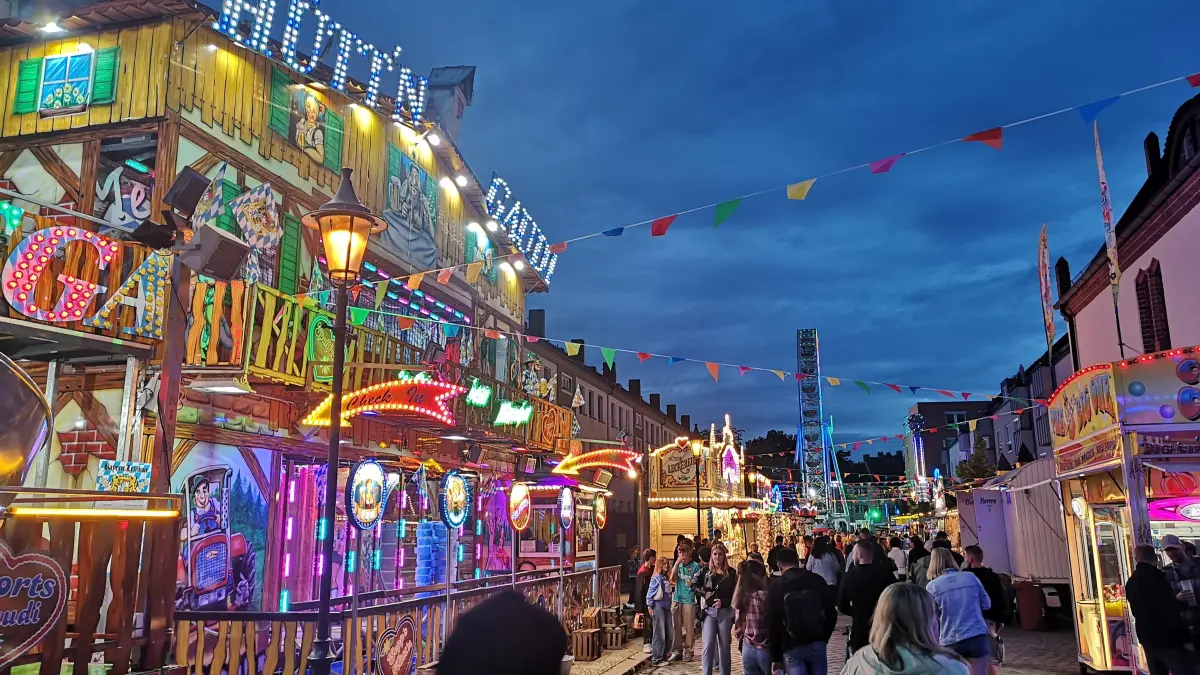 Beliebter Anlaufpunkt für Familien: Das Stadtfest Fürstenwalde lockt am Wochenende wieder mit viel Programm für Kinder, aber auch Rummel und Kirmes. Doch was tun, wenn die Blase drückt?