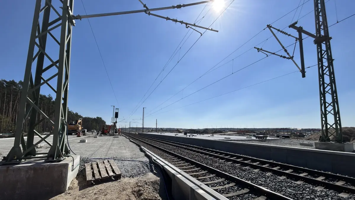 Blick auf den Bahnsteig am zukünftigen, neuen Bahnhof Fangschleuse auf Höhe der Tesla Gigafactory Berlin-Brandenburg.