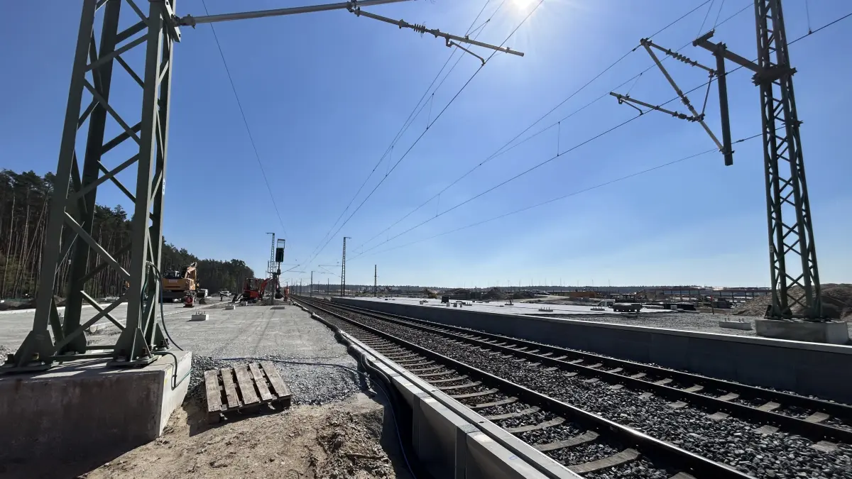 Blick auf den Bahnsteig am zukünftigen, neuen Bahnhof Fangschleuse auf Höhe der Tesla Gigafactory Berlin-Brandenburg.