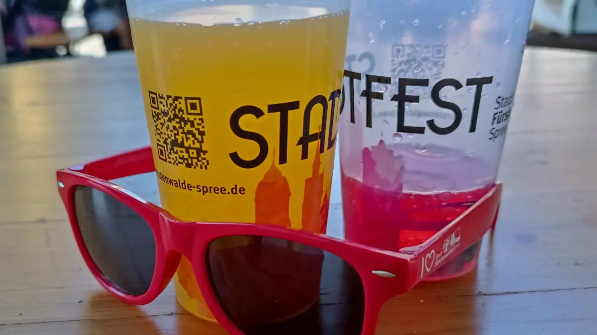 Mit Stadtfest-Becher und roter Sonnenbrille: Beim Stadtfest in Fürstenwalde rund um den Dom gelten auch 2026 klare Regeln. Was man mitbringen darf – und was nicht.