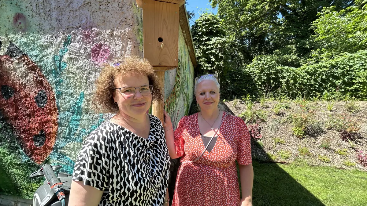 Engagierte Eltern in Wustrau bei Neuruppin. Sandra Kühl (l.) und Franziska Eichmann haben die Grundschule im Radio berühmt gemacht und für eine Geld-Prämie von BB Radio erhalten.