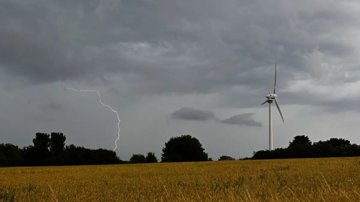 Blitz: ARCHIV - 26.06.2025, Niedersachsen, Hannover: Ein Blitz schlägt an der Grenze von der Region Hannover und dem Landkreis Hildesheim ein. (zu dpa: «Wetterumschwung bringt Gewitter und Schauer») Foto: Julian Stratenschulte/dpa +++ dpa-Bildfunk +++
