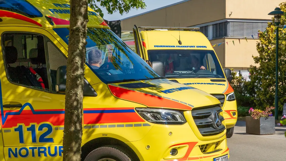 Zwei Einsatzfahrzeuge des Rettungsdienstes Frankfurt (Oder) am Klinikum Markendorf.