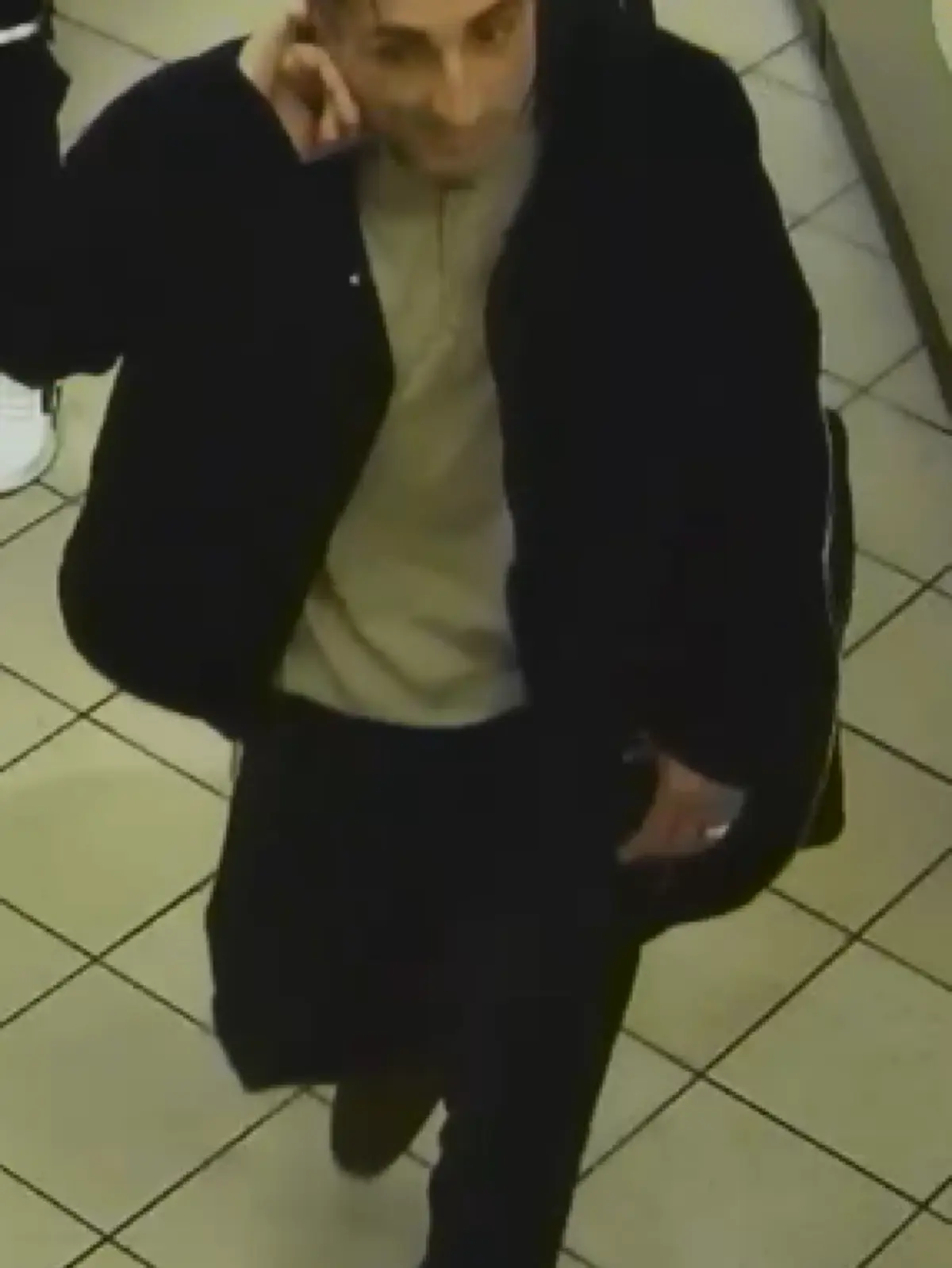 Dieser Mann soll bei einem Diebstahl in Eberswalde beteiligt gewesen sein. Die Polizei ist auf der Suche nach ihm.