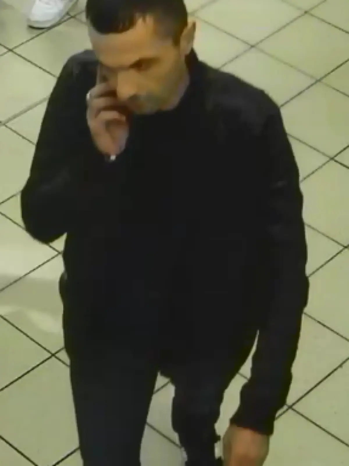 Auch dieser Mann wird von der Polizei gesucht. Er soll an dem Diebstahl in einem Eberswalder Drogeriemarkt ebenfalls beteiligt sein.