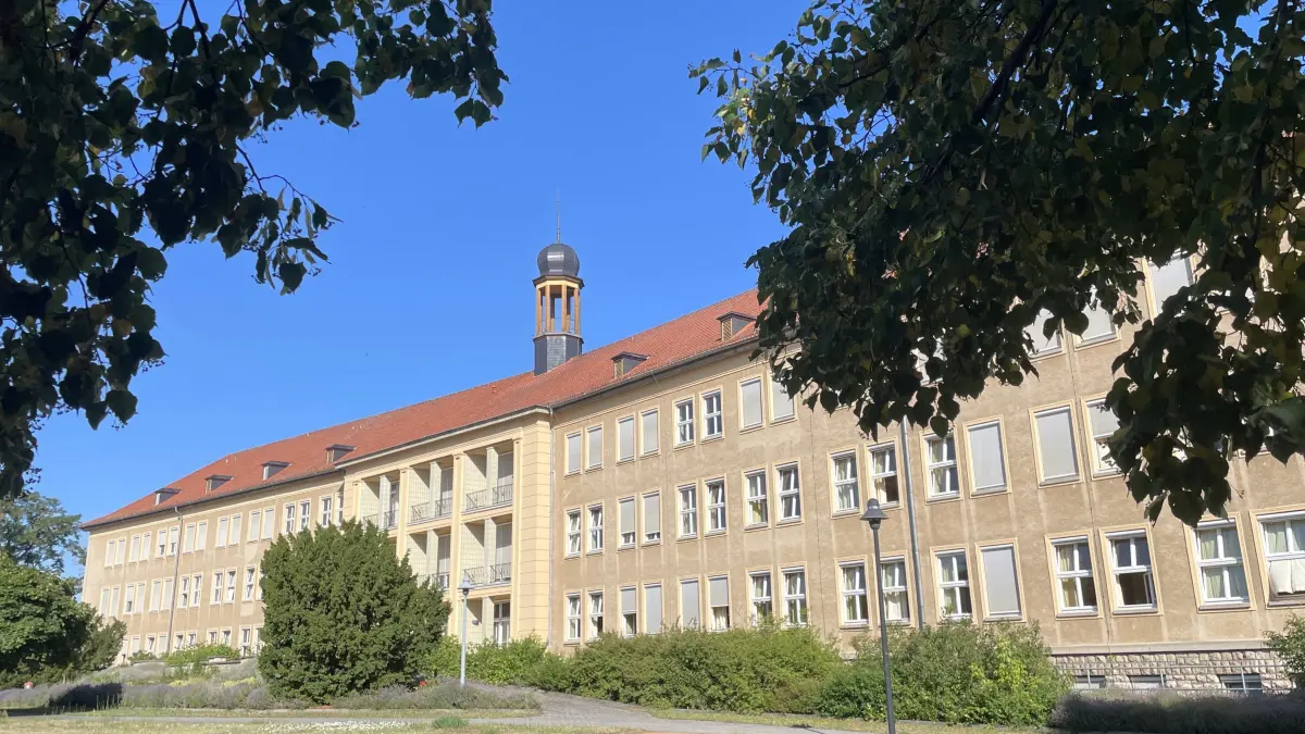 Krankenhaus Wriezen vor 70 Jahren errichtet: 1957 fand die feierliche Eröffnung des heutigen Krankenhauses am Sonnenburger Weg, zunächst als Haus 2 des Kreiskrankenhauses Bad Freienwalde. Seit 26 Jahren gehört es zum Krankenhaus MOL.