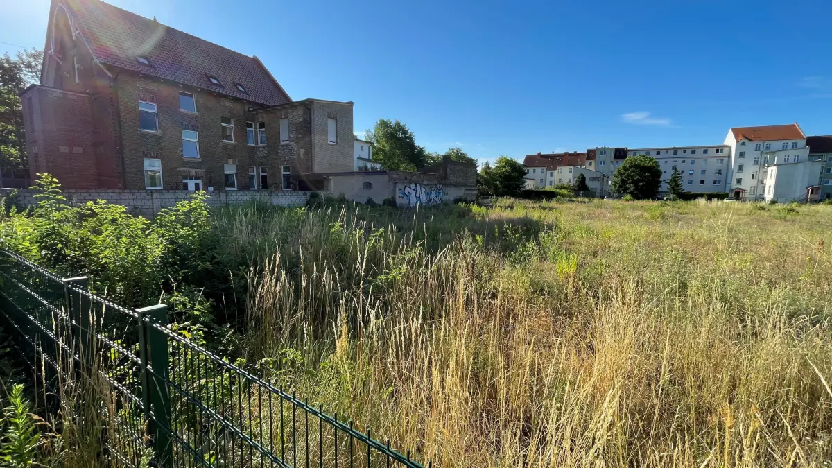 Oranienburg, Brachfläche an der Rungestraße, mitten in der Stadt, seit 30 Jahren brach liegendes Grundstück, soll von Woba und / oder Investor entwickelt werden für Wohnungen, Einzelhandel, Ankermieter