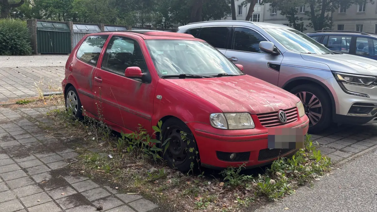 Auto im Flächendenkmal von Eisenhüttenstadt. Tüv ist abgelaufen, aber Auto steht auf Mieterparkplatz