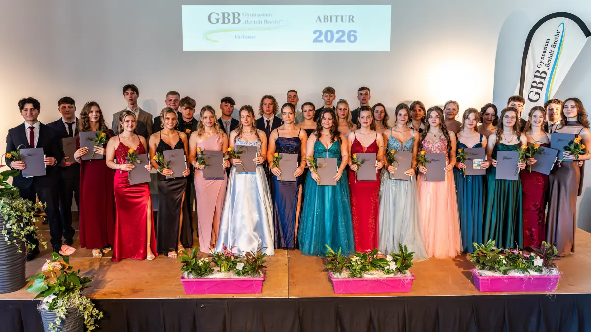 Das Abi-Zeugnis in der Tasche: der Abitur-Jahrgang 2026 des Bertolt-Brecht-Gymnasiums in Bad Freienwalde.