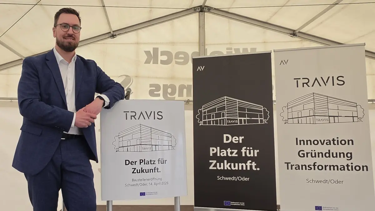 Wirtschaftsförderer Philip Pozdorecz am 9. 5. 2026 in Schwedt, erklärt, dass für eine florierende Wirtschaft auf die Pendlerströme gut gelenkt werden müssen.