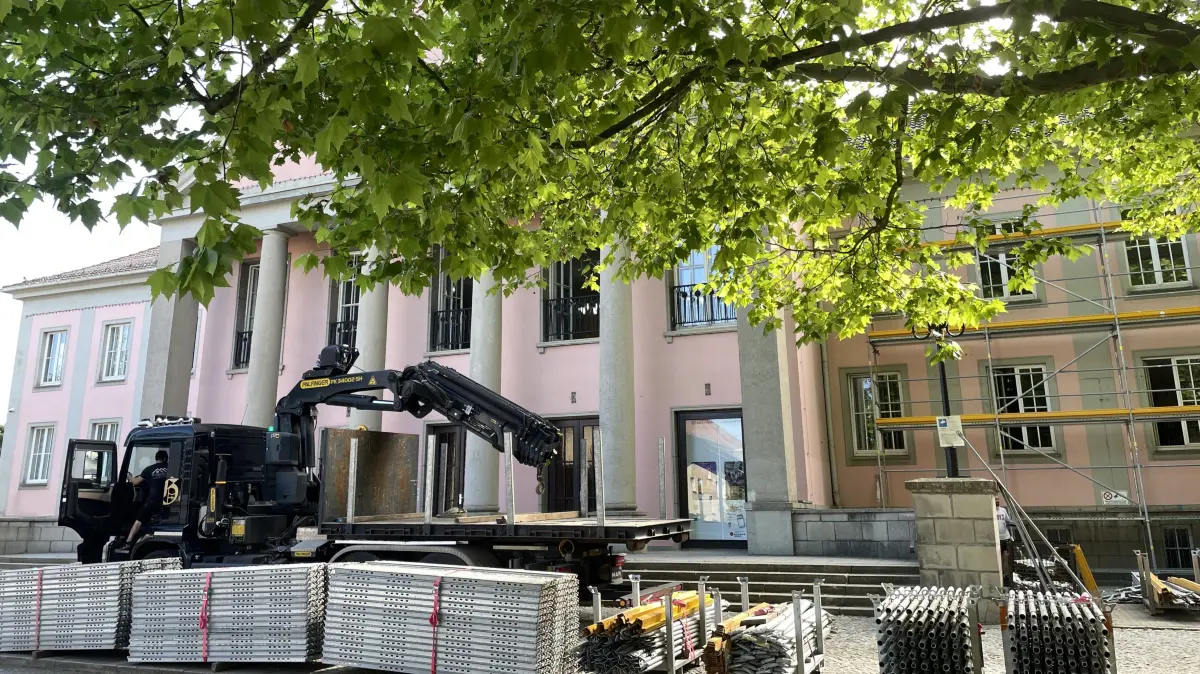 Gerüstaufbau am Kulturhaus Seelow: Bis zum Stadtfest wird die Fassade saniert und frisch gestrichen. Der Denkmalschutz hat den Farbton Rosé gewünscht.