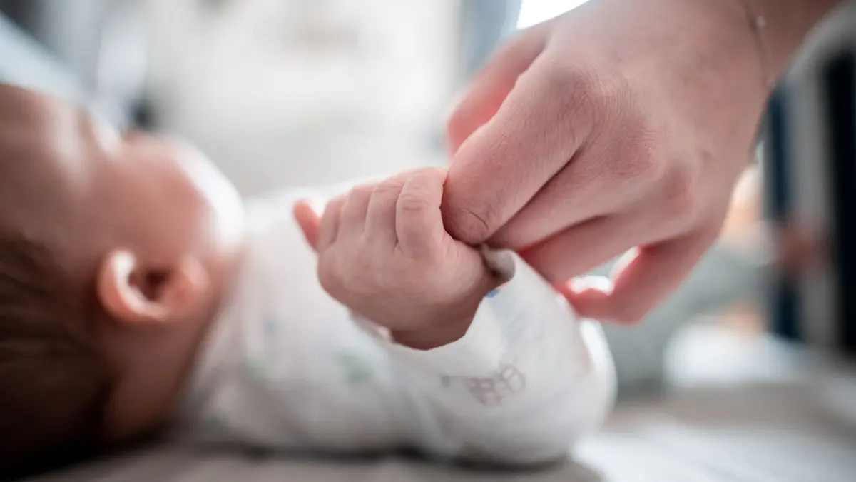 Niedrigster Stand der Geburtenrate in NRW seit 30 Jahren: ARCHIV - 30.12.2019, Nordrhein-Westfalen, Oberhausen: Ein Baby klammert sich an den Finger seiner Mutter. Frauen in Nordrhein-Westfalen haben 2025 im Durchschnitt 1,34 Kinder zur Welt gebracht. (zu dpa: «Niedrigster Stand der Geburtenrate in NRW seit 30 Jahren») Foto: Fabian Strauch/dpa +++ dpa-Bildfunk +++