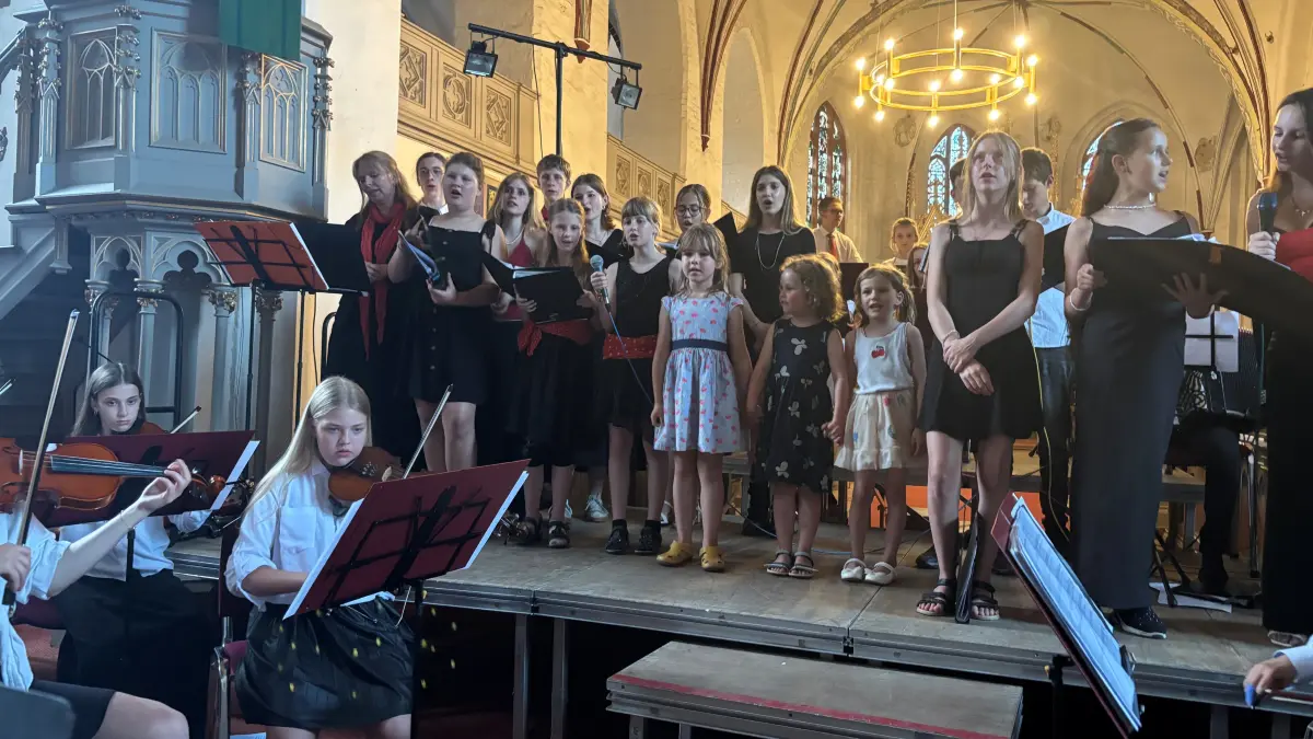 Musische Bildung für alle Kinder ist ein Kriterium einer kinderfreundlichen Kommune. Die Uckermärkische Musik- und Kunstschule Angermünde fördert erfolgreich junge Talente, unabhängig von Herkunft und sozialem Hintergrund. Sie kooperiert mit einer polnischen Musikschule in Stettin und ermöglicht Musik und Austausch ohne Grenzen.