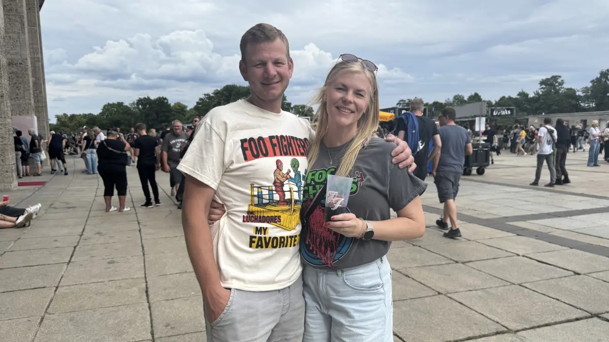 „Ich freue mich schon seit einer gefühlten Ewigkeit auf den heutigen Abend", das sagen Marco und Marina beim Konzert der Foo Fighters im Olympiastadion Berlin.