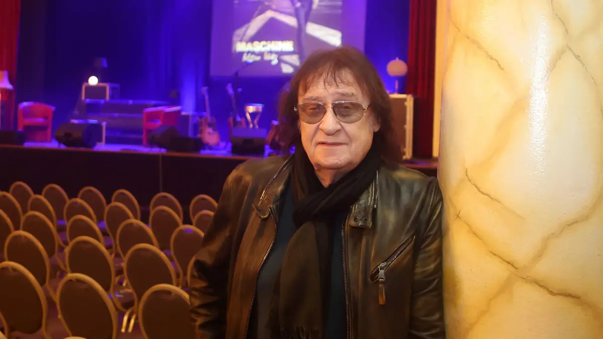 Die Rockerrente muss warten: Dieter "Maschine" Birr, der ehemalige Frontmann der DDR-Kultband Puhdys (hier bei einer Buchvorstellung 2024) wird am 5. Juli 2026 bei "Leute bei Lippert" in Bad Saarow zu Gast sein.