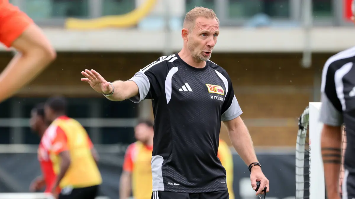 Uniontraining: Trainer Mauro Lustrinelli gibt Anweisungen / Aktion / Oberkörper / Auftakttraining / / Fußball Fussball / Training / Bundesliga Herren DFL / Saison 2026/2027 / 01.07.2026 / 1.FC Union Berlin FCU / DFL regulations prohibit any use of photographs as image sequences and/or quasi-video. / *** Coach Mauro Lustrinelli gives instructions Upper-body exercises Pre-season training Sports Soccer Soccer training Bundesliga Men s DFL 20262027 season January 7, 2026 1. FC Union Berlin FCU DFL regulations prohibit any use of photographs as image sequences and/or quasi-video