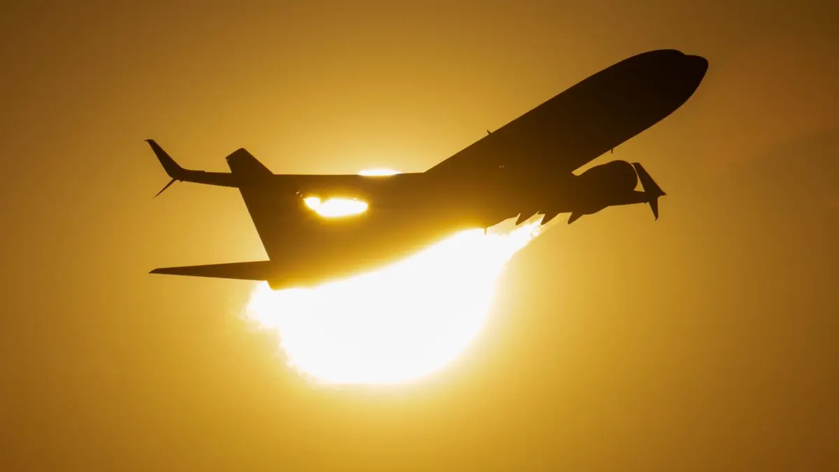 Flugzeug vor der Sonne: ARCHIV - Sonne satt, Rechte eher nicht: Bei Hitzewarnung gibt’s in der Regel kein automatisches Rücktrittsrecht – anders als bei einer Reisewarnung des Auswärtigen Amtes. (zu dpa: «Die Reise kostenlos stornieren wegen Extremhitze - geht das?») Foto: Boris Roessler/dpa/dpa-tmn - Honorarfrei nur für Bezieher des dpa-Themendienstes +++ dpa-Themendienst +++