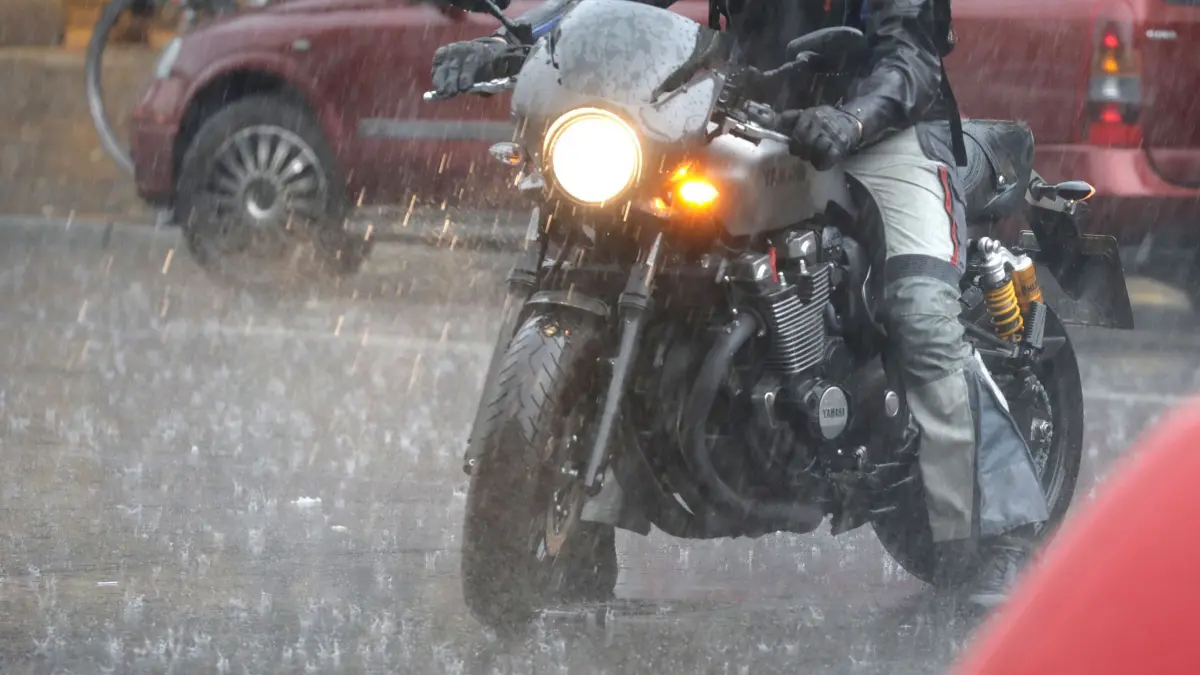 Ein Motorradfahrer bei starkem Regen: ARCHIV - Gefahr bei Gewittern: Motorradfahrer sollten bei einem Gewitter die Fahrt sofort unterbrechen und Schutz in einem Gebäude oder unter einer stabilen Stahlbetonbrücke suchen. (zu dpa: «Auf dem Zweirad vom Unwetter überrascht: Was Schutz bietet») Foto: Kay Nietfeld/dpa/dpa-tmn - Honorarfrei nur für Bezieher des dpa-Themendienstes +++ dpa-Themendienst +++