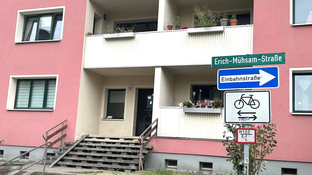 Feuer in Eberswalde: In einem Mietshaus an der Erich-Mühsam-Straße ist es im ersten Obergeschoss zu einem Balkonbrand gekommen. Jetzt ermittelt die Kripo.