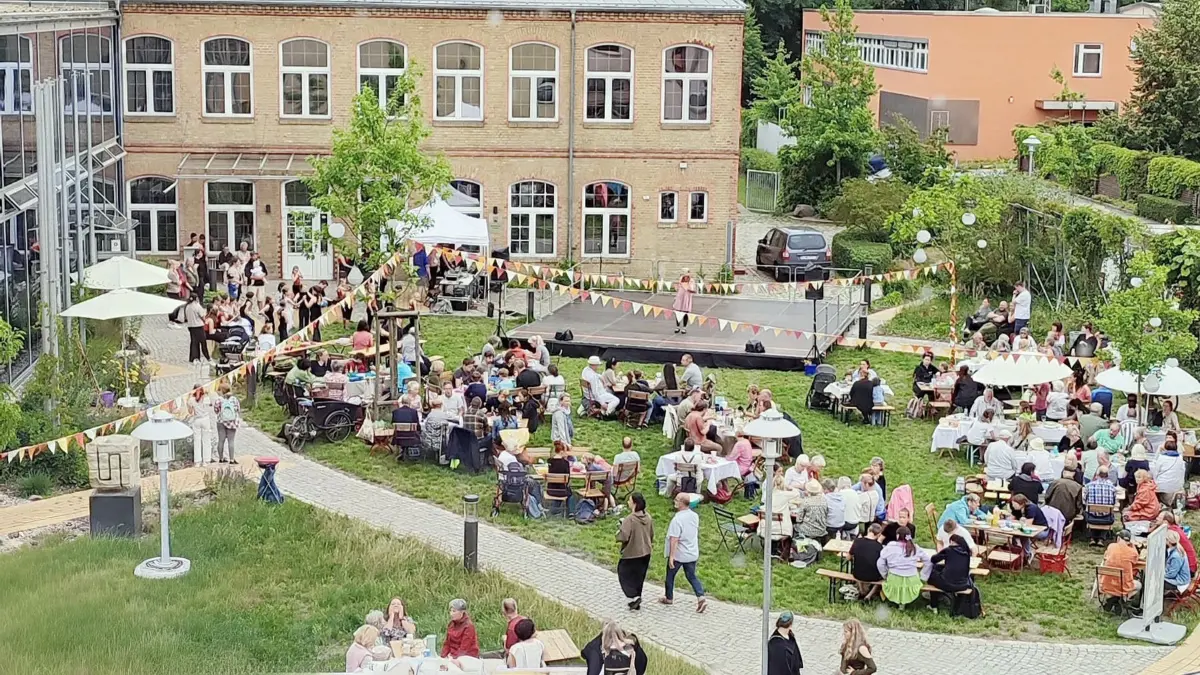 Am Sonnabend lädt die Frakima-Werkstatt zu einem „kulturgespickten“ Sommerfest-Picknick auf den Kulturhof in Bernau ein.