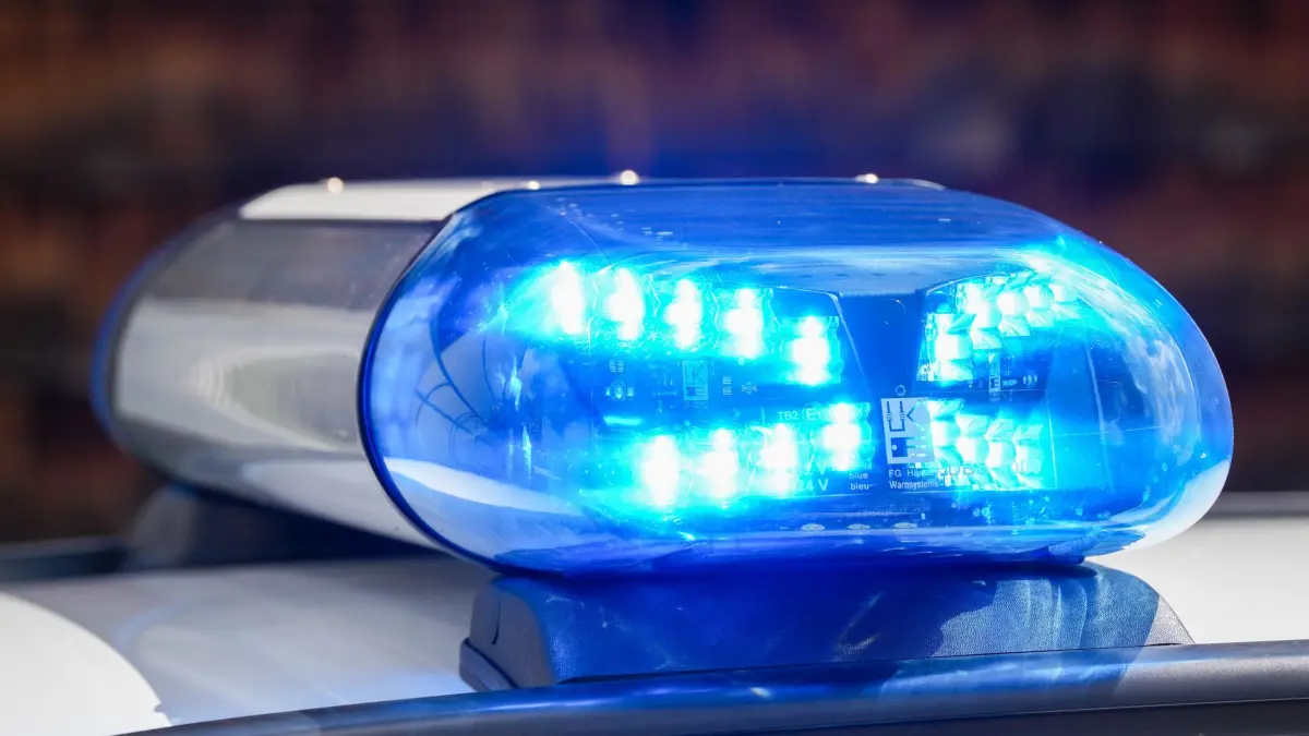 Polizei: ARCHIV - 06.08.2025, Berlin: Ein Blaulicht auf einem Polizeifahrzeug leuchtet während einer Prüfmaßnahme der Finanzkontrolle Schwarzarbeit des Zolls auf einer Baustelle. (zu dpa: «Mann bei Gewalttat im Vogtland schwer verletzt») Foto: Soeren Stache/dpa +++ dpa-Bildfunk +++
