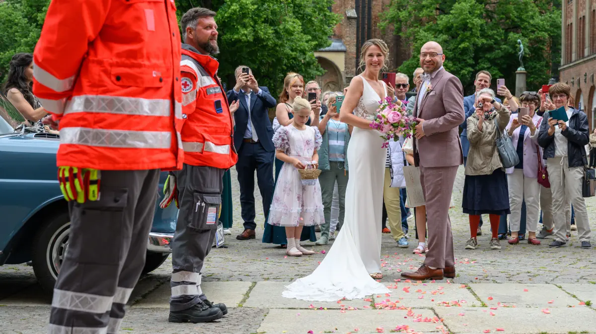 Auch bei der Hochzeit von Brandenburgs Sozialminister René Wilke (SPD) und Kathrin Wilke, Leiterin des Büros für Stadtverordnetenangelegenheiten, wurden Anfang Juni Rosenblätter gestreut. Dafür gelten einige Regeln.