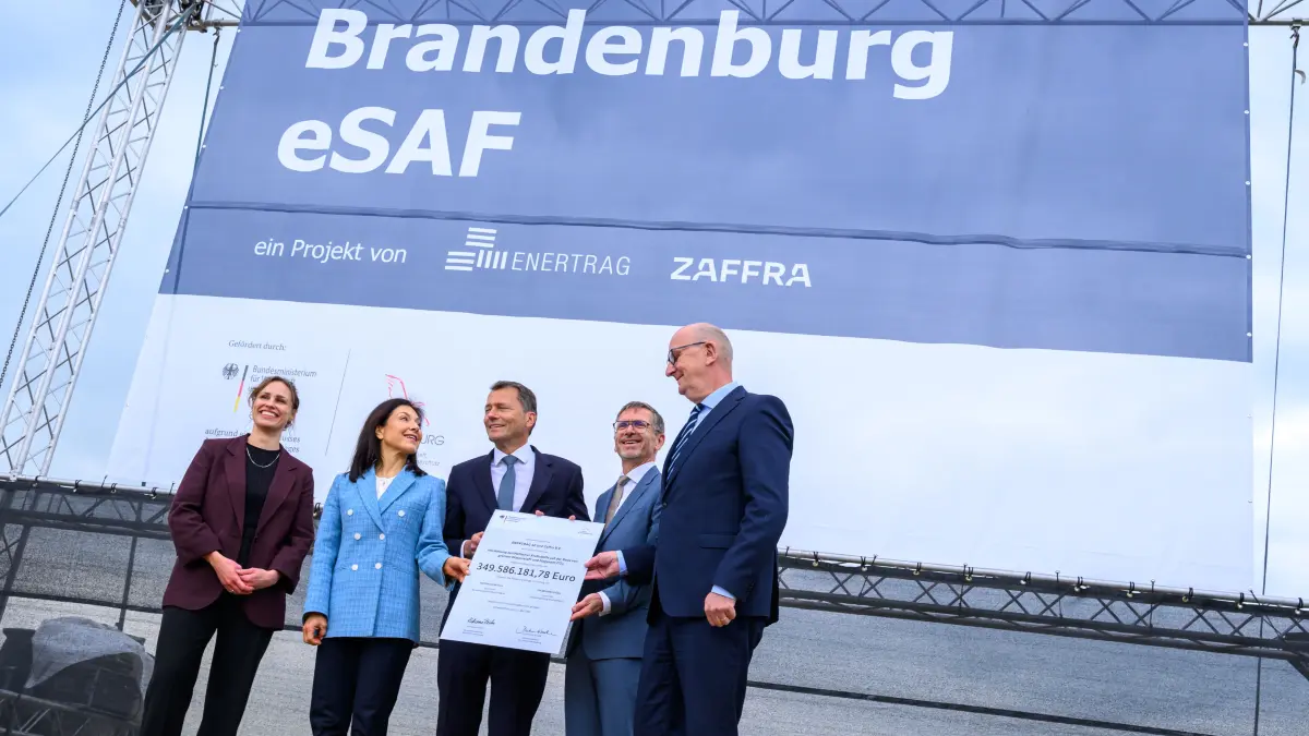 Eva Maria Dichtl (l-r), Geschäftsführerin Brandenburg eSAF, Katherina Reiche (CDU), Bundeswirtschaftsministerin, Jan Toschka, CEO von Zafra, Gunar Hering, CEO von Enertrag und Dietmar Woidke (SPD), Ministerpräsident von Brandenburg, nehmen an der Übergabe eines Fördermittelbescheides von rund 350 Millionen Euro für das Projekt "Brandenburg eSAF" auf dem Gelände der Raffinerie PCK teil. Auf dem Gelände der Raffinerie in Schwedt soll die in Deutschland größte Anlage zur Produktion von nachhaltigen Flugkraftstoffen entstehen. +++ dpa-Bildfunk +++