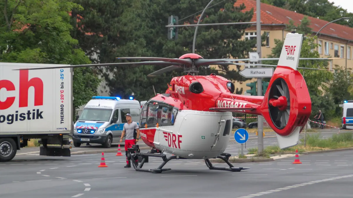 In Berlin-Wittenau hat ein Lastwagen beim Abbiegen eine Radfahrerin erfasst, die nun in Lebensgefahr schwebt.