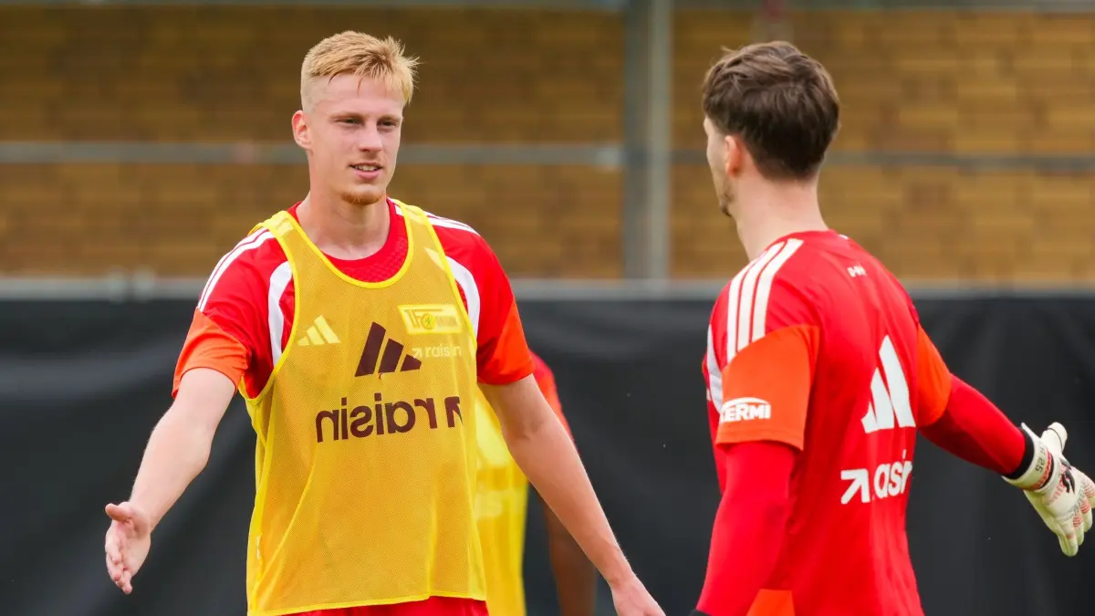 Training 1. FC Union Berlin: 01.07.2026, Berlin: Fußball, Bundesliga, Training 1. FC Union Berlin, Neuzugang Zeno van den Bosch (l, 1. FC Union Berlin) und Torwart Carl Klaus (1. FC Union Berlin) klatschen zum Ende der Trainingseinheit ab. Foto: Soeren Stache/dpa +++ dpa-Bildfunk +++