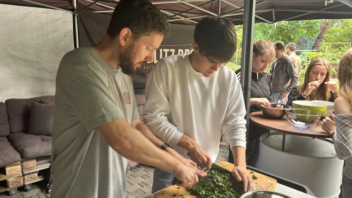 Bei den Projekttagen der Oberschule Klosterfelde mit Wandlitz BBQ, lernten Jugendliche beim Grillen mit Influencer Philipp Jaeckel den Umgang mit Lebensmitteln.