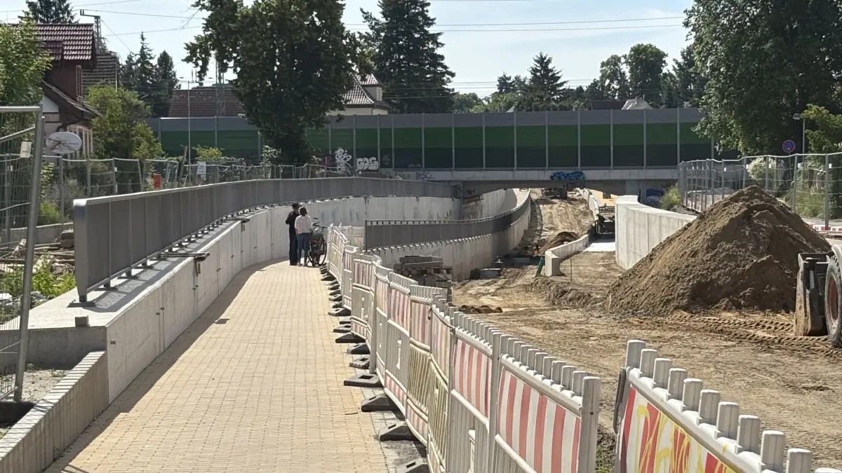 Umfangreicher als erwartet gestalten sich die Bauarbeiten an der Karl-Marx-Straße unter der neuen Bahnbrücke, die seit November 2023 fertig ist. Die Straße ist nun fünf Jahre für den motorisierten Verkehr gesperrt.